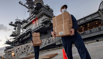 Námorník z americkej lietadlovej lode podľahol ochoreniu COVID-19