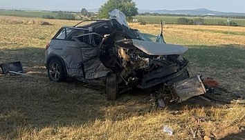 FOTO: Jedno z áut skončilo na šrot, vodič bojuje život. Vážna nehoda na križovatke