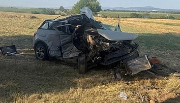 FOTO: Jedno z áut skončilo na šrot, vodič bojuje život. Vážna nehoda na križovatke