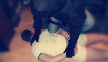 Sudca poslal za mreže mladíka, ktorý dobodal v Banskej Bystrici mladú ženu