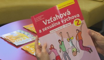 Učebnicu sexuálnej výchovy, ktorú napísali odborníci, ministerstvo neodporúča. Školy si ju aj tak kupujú