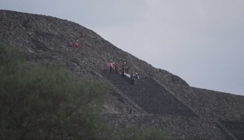 Streľba na starobylej mexickej pamiatke. Na obľúbených pyramídach začal ozbrojenec páliť do davu, zahynula turistka