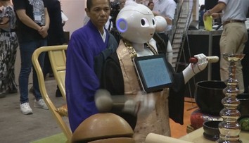 Kňazov v Japonsku nahrádzajú robotmi, pochovávajú ľudí a neplačú