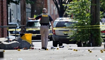 Dvaja muži spustili streľbu na festivale. Jeden mŕtvy a 22 zranených