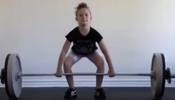 VIDEO: Sedemročné dievča láme rekordy. Zahanbí aj starších vzpieračov