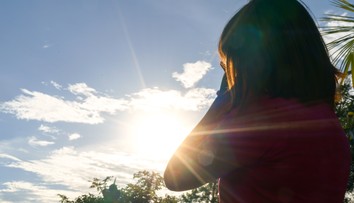 Nechali ju stáť na rozpálenom balkóne. Dievča po návšteve sociálnych pracovníčok skončilo v nemocnici