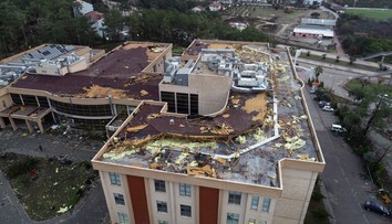 V obľúbenej turistickej destinácii zabíjalo tornádo. Dvaja mŕtvi a 11 zranených v tureckej Antalyi