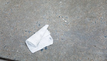 Muž našiel papier a chcel ho vyhodiť. Keď ho obrátil, zistil, že ide o bankovú zmenku na astronomickú sumu