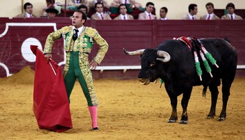 VIDEO: Tragédia na býčích zápasoch. Býk nabral toreadora (†22) a narazil s ním do ohrady, po šoku zomrel aj divák