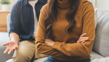 Keď ide von, po návrate ho čaká detektor lži. Chorobne žiarlivá žena svojmu mužovi dokonca diktuje, čo môže pozerať v televízii