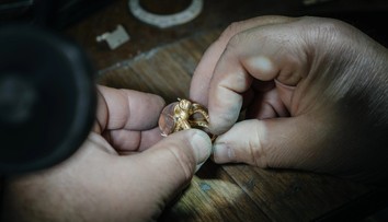 Vietnamka omylom vyhodila diamantový prsteň za desaťtisíce eur. Smetiari ho našli v 11 tonách odpadu