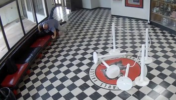 VIDEO: Bývalý študent prišiel vystrieľať školu. Krvavé besnenie prekazil odvážny riaditeľ