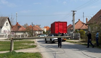 VIDEO: Nehoda nákladiaka, ktorý išiel z farmy na juhu Slovenska, kde utrácajú dobytok. Po ceste strhol elektrický stĺp