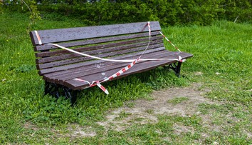 Aktívny Čech iniciatívne opravil poškodenú lavičku. Zarobil si na problémy, mesto po ňom pátra