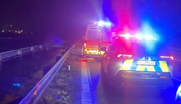 Žena v tmavom oblečení kráčala v noci po diaľnici. Zrazilo ju auto