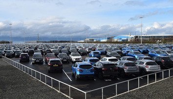 Známa automobilka sa topí v problémoch. Zachrániť ju má rival, napokon z toho nemusí byť nič