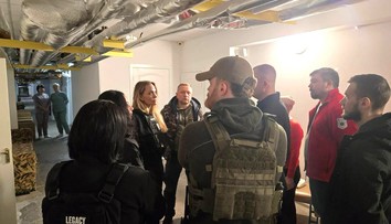 Angelina Jolie sa nečakane objavila na Ukrajine. Jej ukrajinského vodiča zadržali vojenské orgány