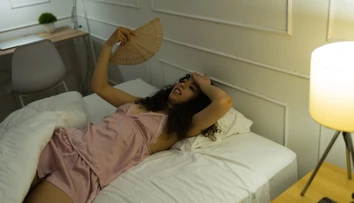 Ako sa lepšie vyspať počas letných horúčav? Odborníci radia, čomu sa vyhnúť a čo naopak pomáha