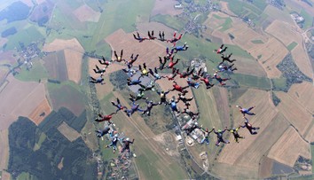 VIDEO: Slovenskí parašutisti prekonali národný rekord. Pri zoskoku vytvorili 46-člennú formáciu