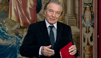 Mimoriadne Televízne noviny: Pred vilu Karla Gotta nosia ľudia kvety a zapaľujú tam sviečky