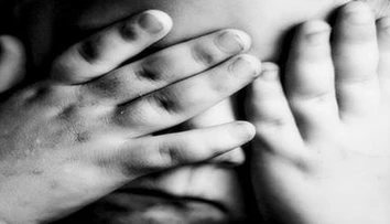 Obrovský pedofilný škandál v Poľsku: Film zachytáva obete ako konfrontujú kňazov, ktorí ich zneužívali