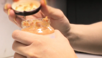 Jed v pohári pre bábätká: Pri otrave rozhodujú minúty, uznávaný pediater radí, čo nesmiete urobiť