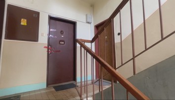 Podozrivý z vraždy seniorky zaútočil na policajtov. Potom obrátil zbraň proti sebe