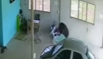 VIDEO: Šťastie v nešťastí. Odtrhnuté koleso zmietlo automechanika ako kužeľ