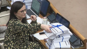 Diskusia o zrušení voľby poštou sa skončila ostrou roztržkou. Všetko spustila kopa papierov
