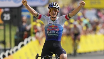 Náročnú etapu poznačil pád favorita. Pogačar mohol opäť vyhrať, no chcel pomôcť kolegovi. Využil to Evenepoel