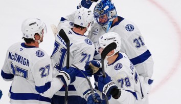 VIDEO: Tampa Bay s Erikom Černákom tesne zdolala Boston. Toews bodoval prvýkrát od návratu do NHL