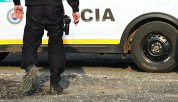 Cez falošné profily nútili mladé dievča k sebapoškodzovaniu. Polícia zadržala 30-ročnú a 18-ročnú ženu