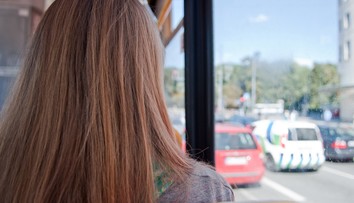 Revízor odhalil cestujúcu ženu bez lístka. Tá ho z prsníka ostriekala materským mliekom