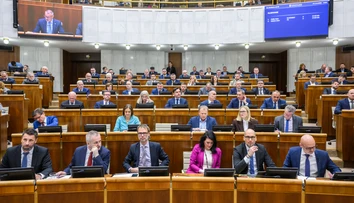Opozícia navrhla uznesenie  o zmrazení platov poslancov počas konsolidácie.  Koaliční poslanci návrh odmietli