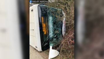 Nehoda v Jasove sa mohla skončiť tragédiou. Vodič od únavy prešiel do protismeru