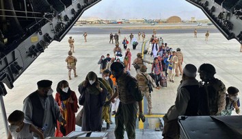 Afganka porodila dieťa na palube amerického evakuačného lietadla