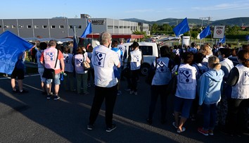 Ostrý štrajk v strojárskej fabrike v Beluši. Zamestnanci prestali pracovať, žiadajú vyššie platy