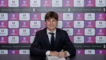 Syn legendárneho Petra Čecha ide v šľapajach otca. V Anglicku podpísal profesionálny kontrakt