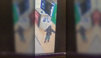 VIDEO: Zlodej mal čo robiť, aby sa z predajne vôbec dostal. Pozrite si zábery z krádeže v nákupnom centre