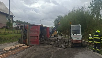 Vážna nehoda uzavrela cestu pri Čadci. Vodičov odkláňajú na diaľnicu D3