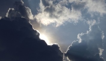 Záver pracovného týždňa bude spočiatku oblačný. Cez víkend sa teploty budú šplhať aj nad 30 stupňov