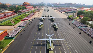 FOTO+VIDEO: Čína na vojenskej prehliadke ukázala svoje najnovšie zbrane vrátane laserov a jadrového arzenálu