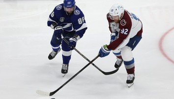 Hviezdny útočník Colorada narazil pri zotavovaní na prekážku. Stále však verí, že sa do akcie v NHL vráti