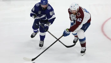 Hviezdny útočník Colorada narazil pri zotavovaní na prekážku. Stále však verí, že sa do akcie v NHL vráti