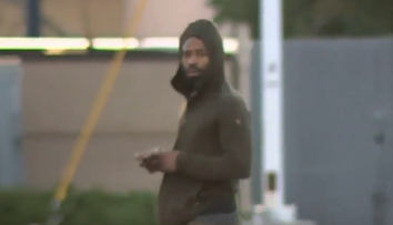 VIDEO: Bizarný prípad z USA. Reportér práve opisoval vzhľad páchateľa vlámaní, ten sa objavil za ním