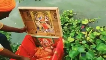 Skutočná „Bambuľka v previazanej škatuľke“: Na rieke našli plávať krabicu s novorodencom