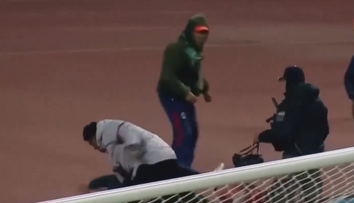 VIDEO: Na trávniku zrazu vypukol absolútny chaos. Hromadnú bitku v Bolívii ukončil až zásah polície