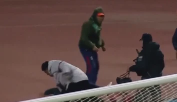 VIDEO: Na trávniku zrazu vypukol absolútny chaos. Hromadnú bitku v Bolívii ukončil až zásah polície