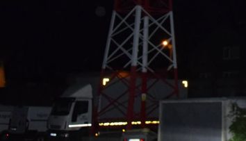 Preskočil oplotenie a vyliezol na stožiar. Tínedžera v Bratislave zasiahol elektrický prúd