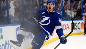 VIDEO: Tampa Bay zvládla drámu a vyrovnala sériu. Slafkovský zhodil rukavice, E. Černák bodoval